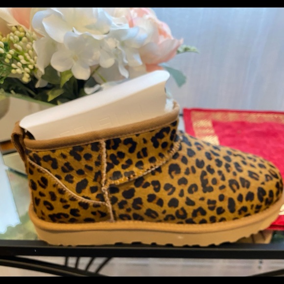 BNIB Authentic Ugg Woman’s Ultra Mini Leopard Boots - Picture 14 of 16